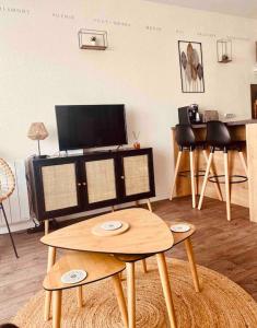 Studio Entre MER ET DUNES avec balcon vue laterale MER 50m plage pour 3 pers wifi ménage compris