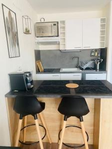 Studio Entre MER ET DUNES avec balcon vue laterale MER 50m plage pour 3 pers wifi ménage compris