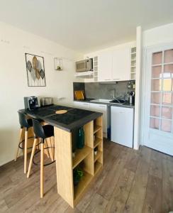 Studio Entre MER ET DUNES avec balcon vue laterale MER 50m plage pour 3 pers wifi ménage compris