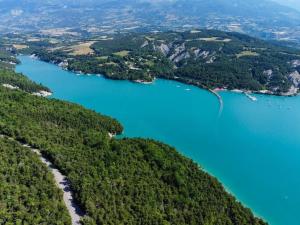 Maisons de vacances Mobile homes for 4 people with lake view in Residence L'Ecrin du Lac, Chorges : photos des chambres