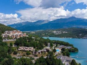 Maisons de vacances Mobile homes for 4 people with lake view in Residence L'Ecrin du Lac, Chorges : photos des chambres