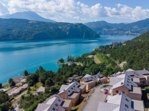 Appartements 4-Room-Apartment with lake view in Residence L'Ecrin du Lac, Chorges : photos des chambres