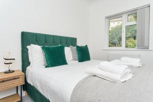 Meadow View - A Beautiful 3 Bed Apt With Stunning Countryside Views & Parking - Close To Ventnor, Shanklin & Sandown - 5 mins To Beach - Ideal For Friends, Families, & Business Stays - Dog Friendly - 17