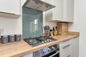 Meadow View - A Beautiful 3 Bed Apt With Stunning Countryside Views & Parking - Close To Ventnor, Shanklin & Sandown - 5 mins To Beach - Ideal For Friends, Families, & Business Stays - Dog Friendly - 17