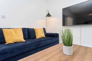 Meadow View - A Beautiful 3 Bed Apt With Stunning Countryside Views & Parking - Close To Ventnor, Shanklin & Sandown - 5 mins To Beach - Ideal For Friends, Families, & Business Stays - Dog Friendly - 17