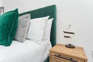 Meadow View - A Beautiful 3 Bed Apt With Stunning Countryside Views & Parking - Close To Ventnor, Shanklin & Sandown - 5 mins To Beach - Ideal For Friends, Families, & Business Stays - Dog Friendly - 17