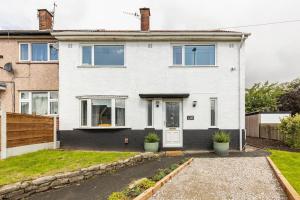 Lookout 5-Bed House in Darwen Blackburn BB1 Free Parking Roadside