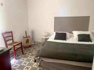 Madeleine sous son platane