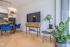 Hello Apartments Chmielna with private parking and balcony