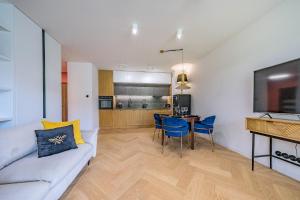Hello Apartments Chmielna with private parking and balcony