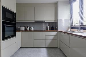 Modern villa with pool close to the beach - LP #97