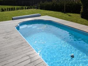 Gemütliches Ferienhaus mit beheiztem Pool, Garten und überdachter Terrasse