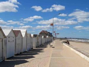 Maisons de vacances Maison avec cour au calme, 400m plage Juno Beach : photos des chambres