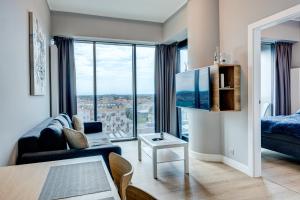 HANZA TOWER swimming pool & spa high floor with balcony!