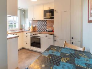 Charming Cottage Near Lake