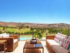 Belvilla by OYO Vibrant Villa with Swimming Pool