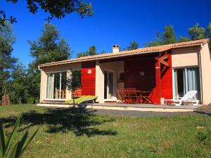 Maisons de vacances Tidy bungalow with dishwasher on a green domain : photos des chambres