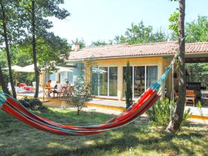 Maisons de vacances Tidy bungalow with dishwasher on a green domain : photos des chambres