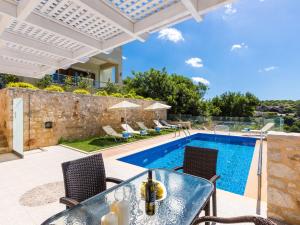 Villa in Crete with Private Pool & Beaches Nearby