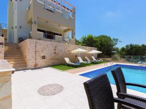 Villa in Crete with Private Pool & Beaches Nearby
