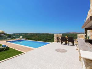 Villa in Crete with Private Pool & Beaches Nearby