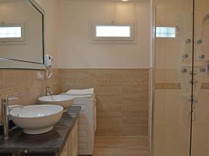 Villas Villa in Montauroux with Pool & Near Forest : photos des chambres