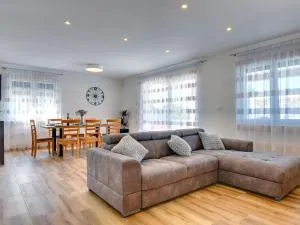 Villa in Kanfanar with Swimming Pool - Burići