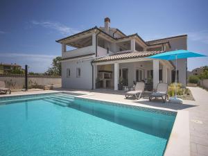 Villa in Premantura with Pool near Beach