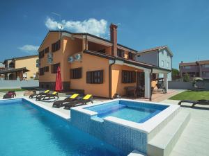 Villa in Pula with sea beach