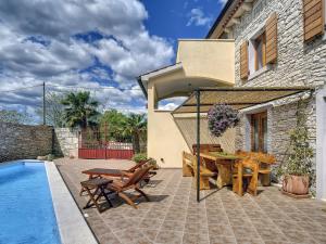 Villa in Svetvincenat with Pool & Beach