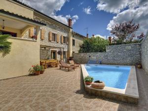 Villa in Svetvincenat with Pool & Beach