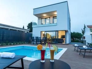 Luxury villa with private heated pool and sea view, only 100m from the beach 