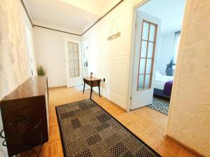 Yellow Apartment oposite ZOO (5 minutes walk to the Old Town)