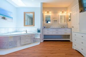 Hot Tub and Jacuzzi Suite! 100 steps from spacious beach and Jetty park! Generations Retreat Sleeps 26
