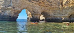Luxury two BR pool view beach side apartment at Algarve's longest beach - Ubytování bez kategorie ve městě Armação de Pêra