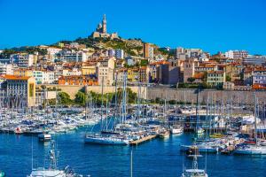 Maisons de vacances jolie maison individuelle 50 m2 ,design et climatisee, tout confort, wifi, terasse privee , 5 min plage et autoroute, stationnement gratuit : photos des chambres