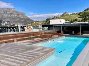 Sunny Apartment with Pool&Terrace at The Docklands