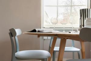 Cool Holland Park APT near Park