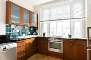 Cool Holland Park APT near Park