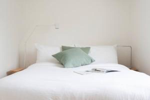 Cool Holland Park APT near Park