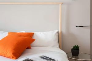 Cool Holland Park APT near Park