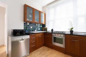 Cool Holland Park APT near Park