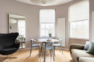 Cool Holland Park APT near Park