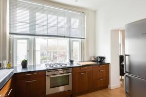 Cool Holland Park APT near Park