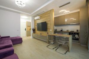 Purple Luxury Apartment Lake On
