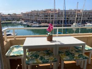 Moderno apto con vistas al puerto, aire acondicionado,wifi,piscina,fácil aparcamiento