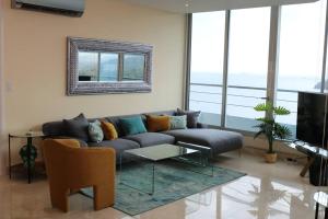12C Sunny Luxury Resort Beachfront Oceanview
