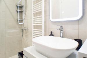 Stylish and Renovated Retreat in Thessaloniki: Cozy Apartment at Ioulianou 33