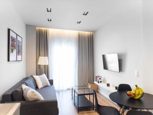 Stylish and Renovated Retreat in Thessaloniki: Cozy Apartment at Ioulianou 33