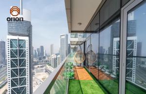 Paramount 2 Bed Apt, Roof Top Bar and Pool overlooking Burj, Triple Balcony, Fully Equipped, Free Toiletries, Full Kitchen, 2 and half Bathrooms, Ground Floor Supermarket, Influencers Haven, Sunrise and Sunset Views over the Sea FromBalcony